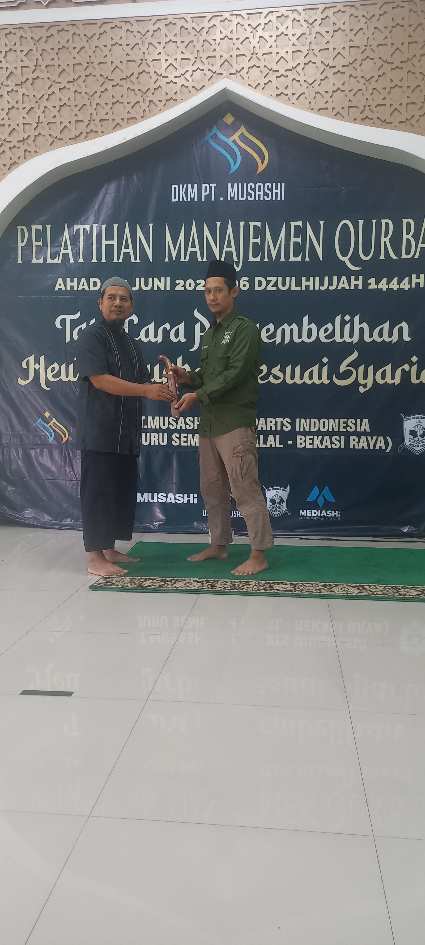 Penyerahan wakaf golok