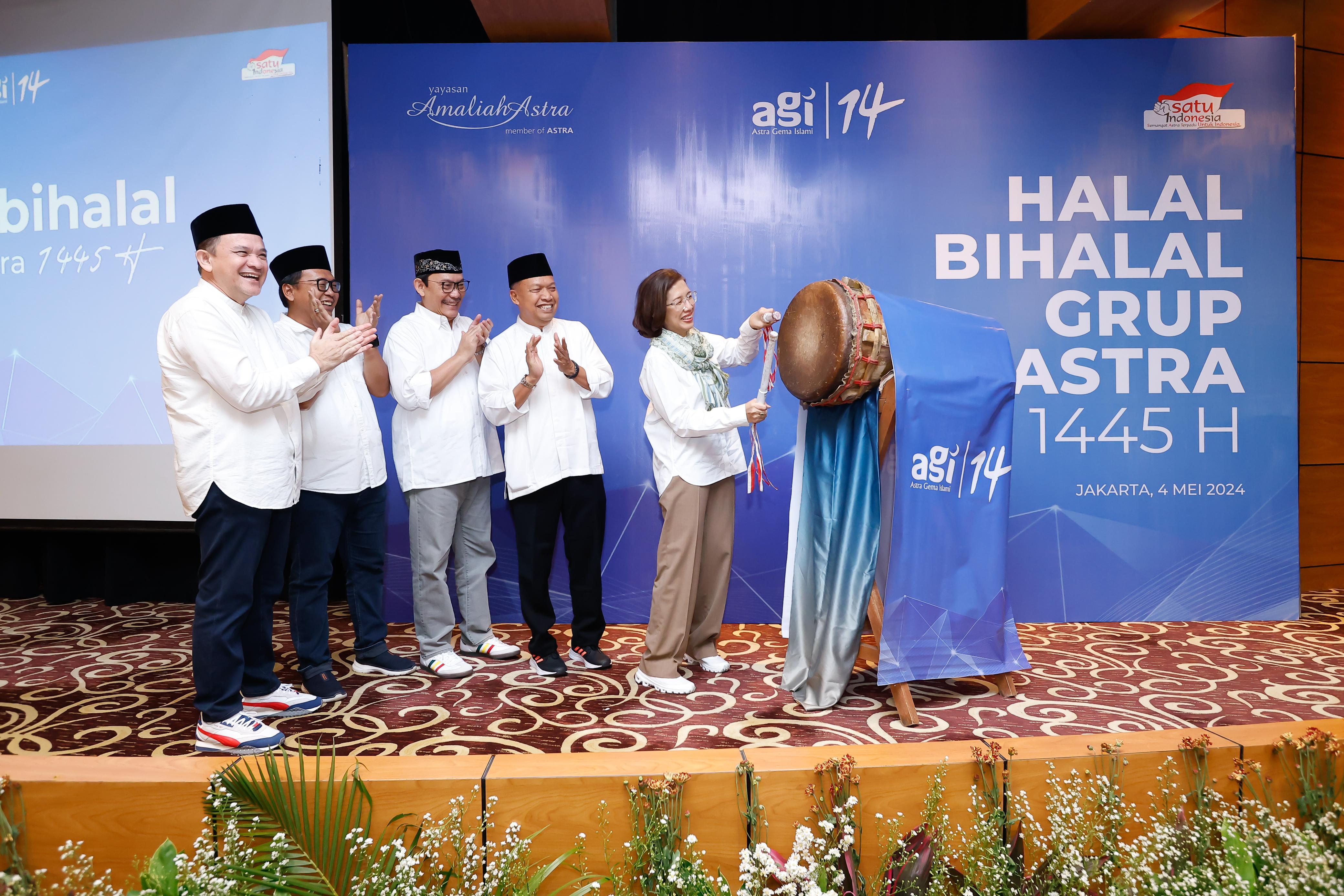 Direktur Astra sekaligus Ketua Dewan Pembina Yayasan Alamaliah Astra Gita Tiffani Boer (pertama dari kanan), didampingi oleh Dewan Pengawas Yayasan Amaliah Astra Joko Supriyono (kedua dari kanan), Agus Baskoro (ketiga dari kanan), Ari Sutrisno (kedua dari kiri) dan Ketua Dewan Pengurus Yayasan Amaliah Astra Riza Deliansyah (pertama dari kiri) saat melakukan tabuh bedug pada acara Halalbihalal Grup Astra 2024 sebagai tanda dibukanya acara puncak Astra Gema Islami 2024, pada hari ini (4/5)