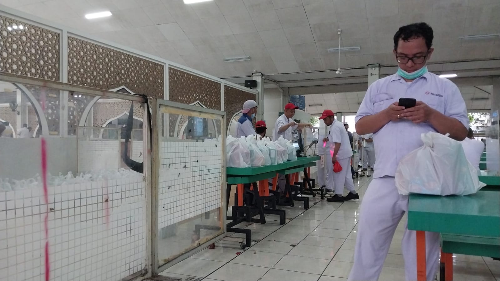 Scan barcode saat pengambilan bingkisan 