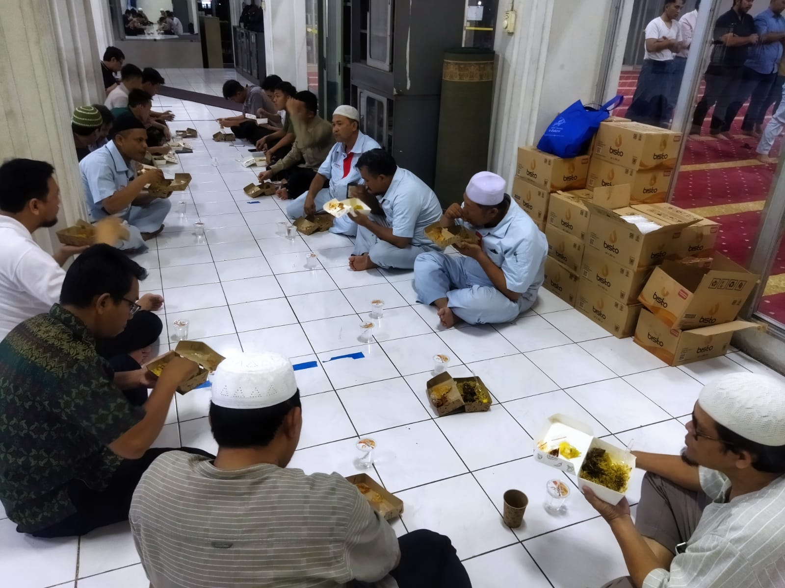 Makan Malam Bersama Dengan Menu Nasi Kebuli  Kambing