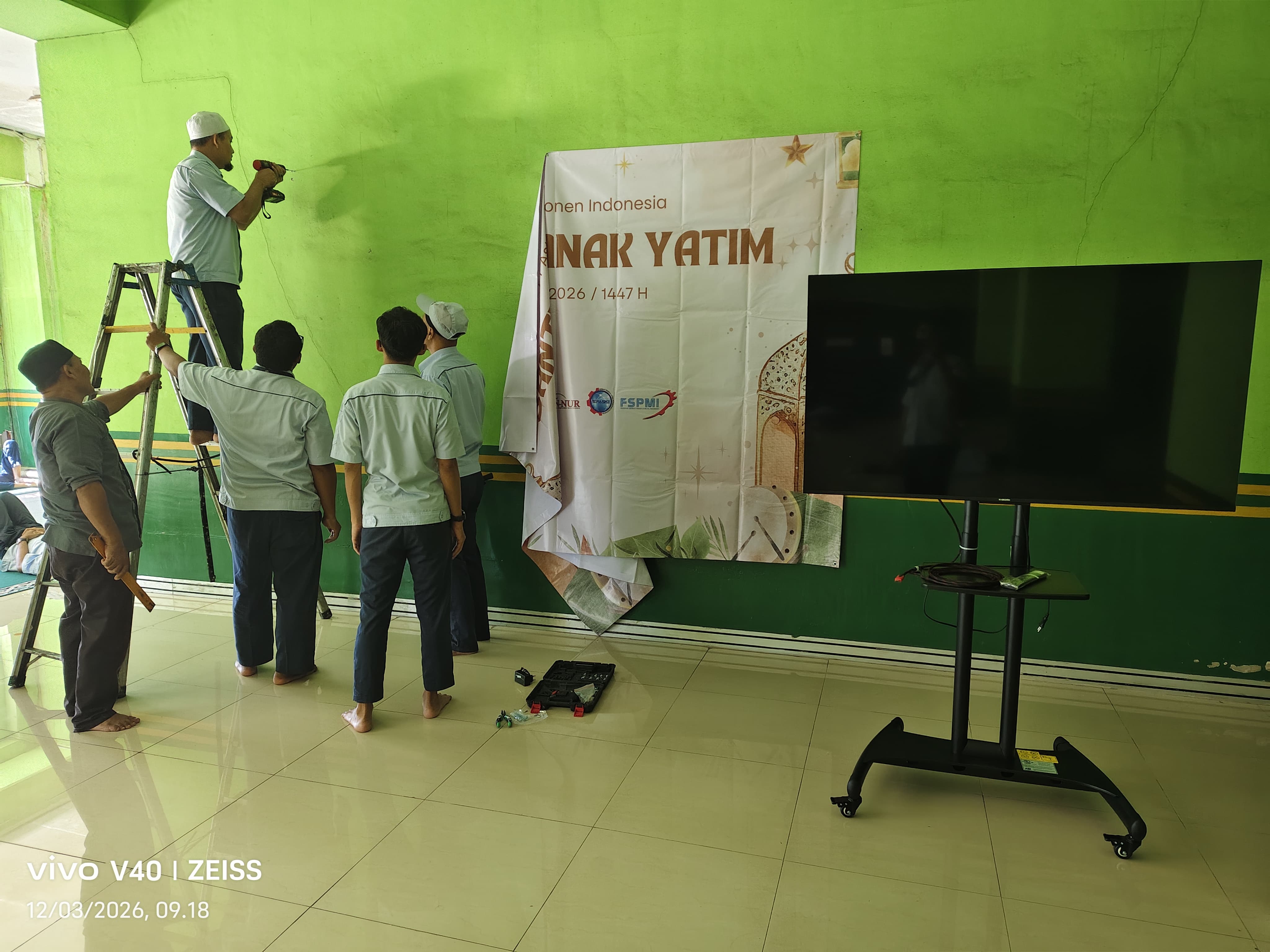 Pemasangan Back Drop Santunan Anak Yatim