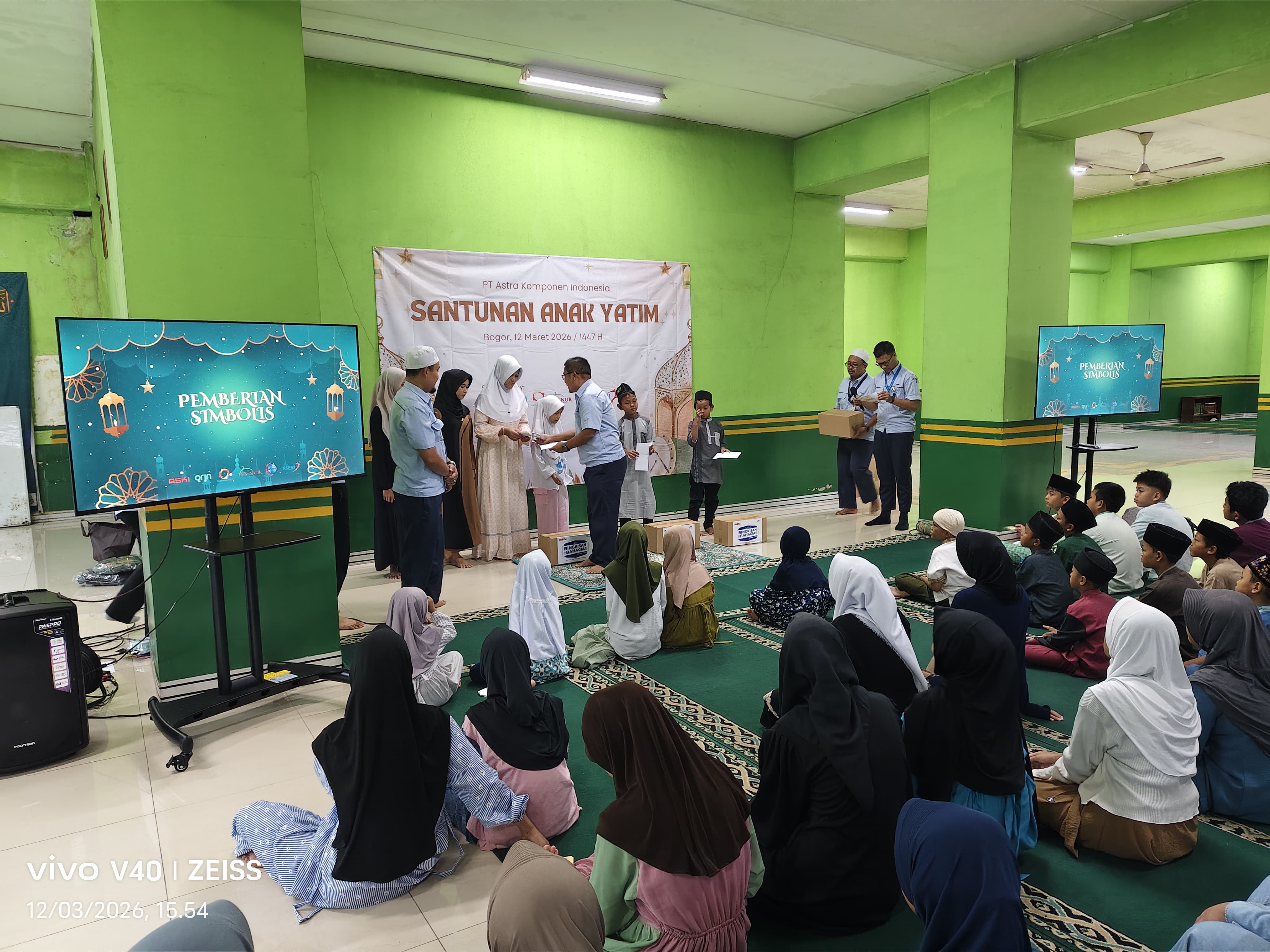 Pembagian Bingkisan & Amplop untuk Anak Yatim