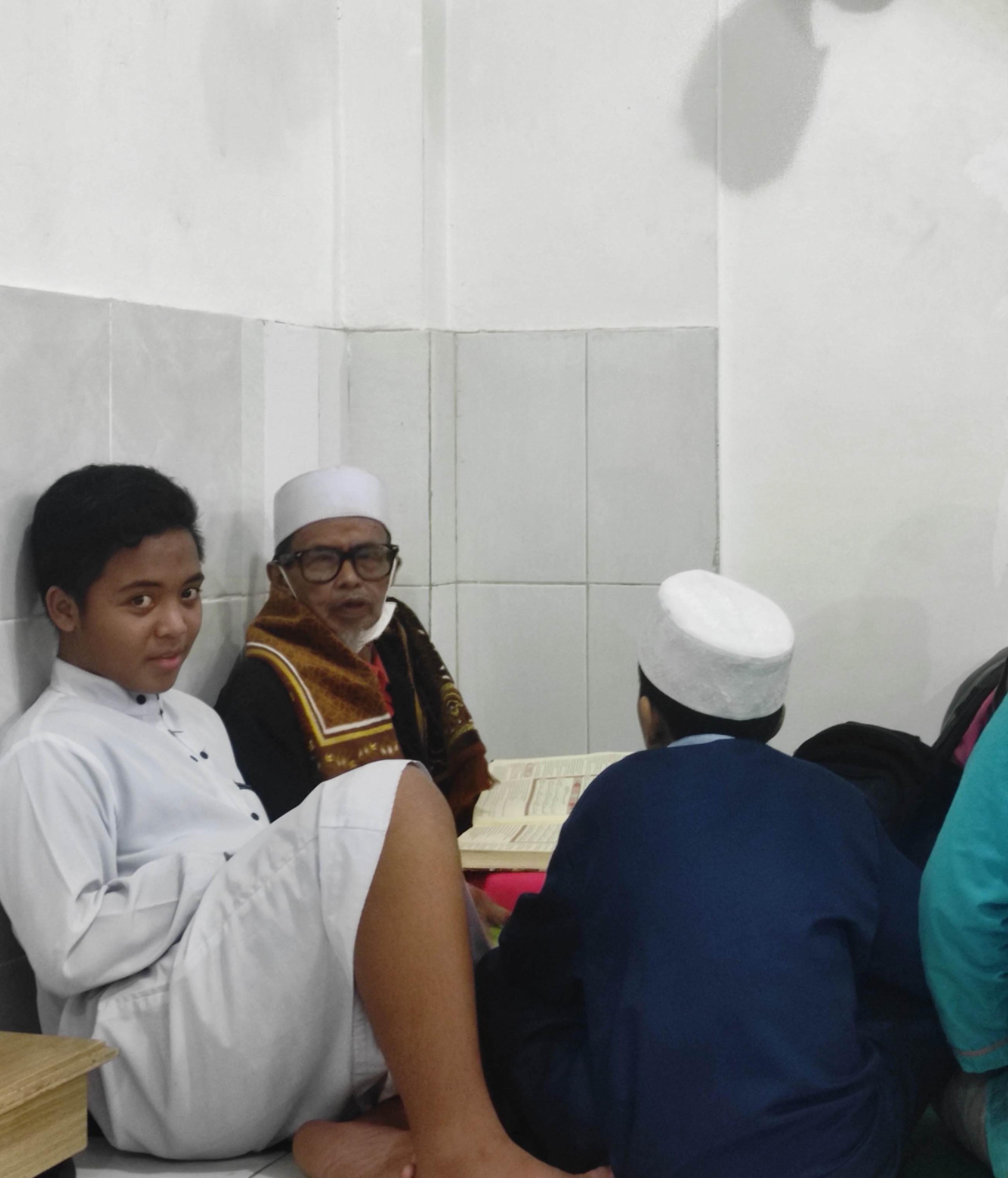 Engkong Usman bersama Anak-Anak