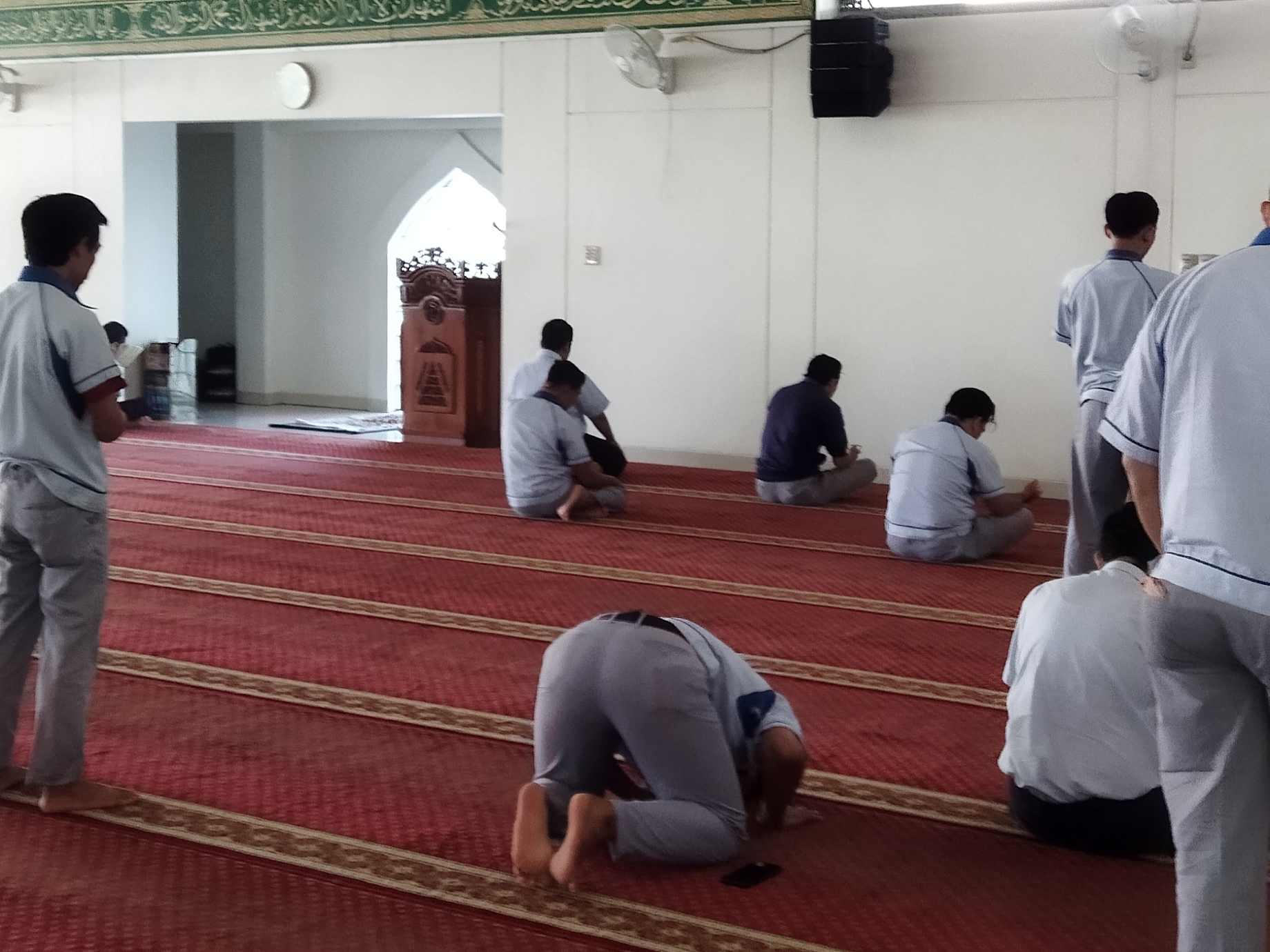 Foto : Jamaah Al Kautsar menjalankan sholat dhuha sebelum memasuki jam kerja