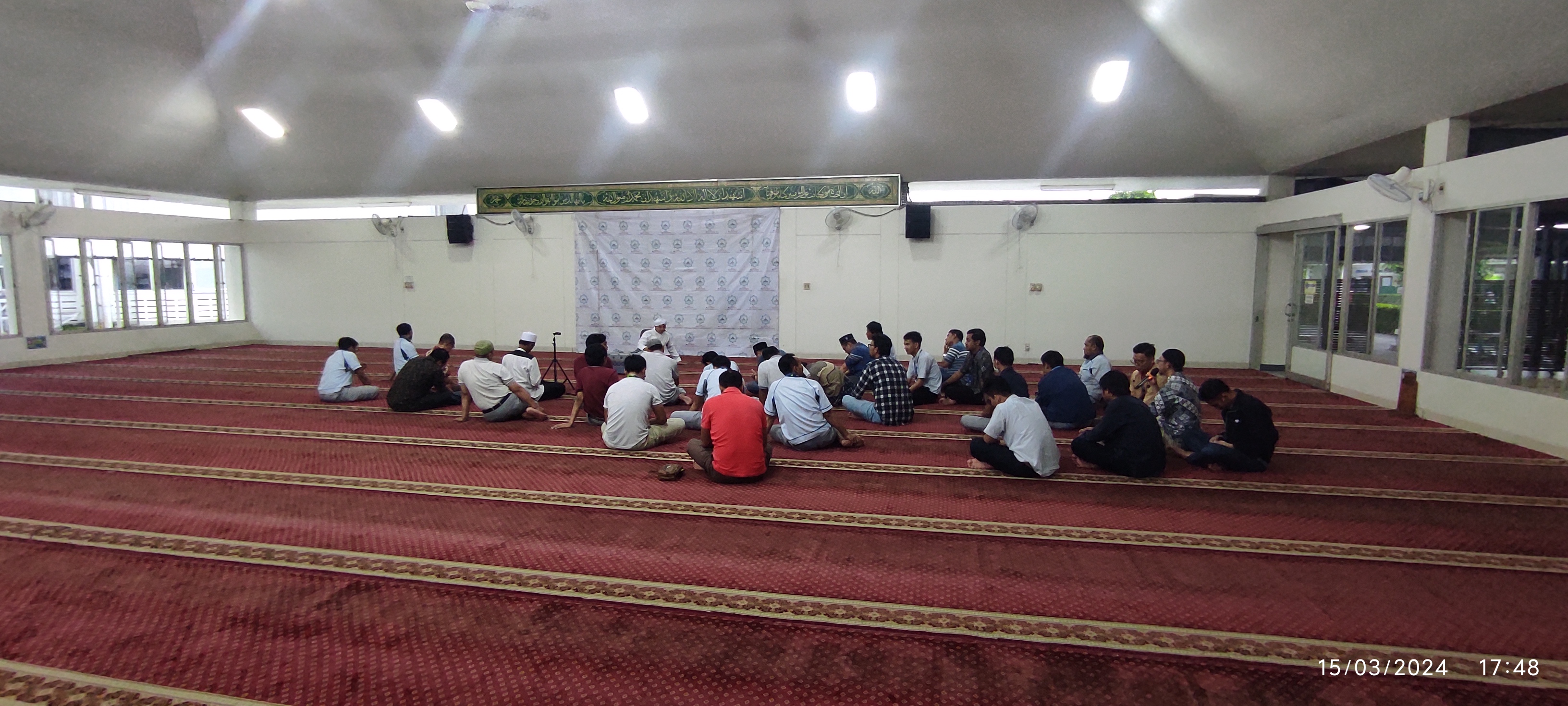 Jama'ah fokus dan santai mendengarkan kajian