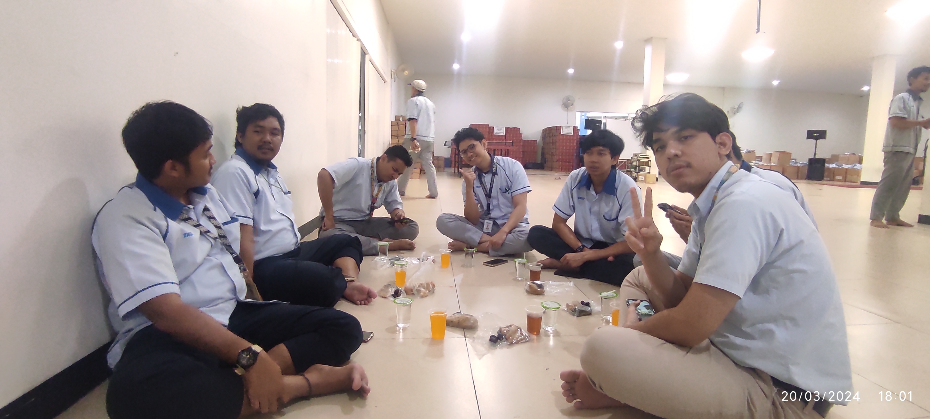 Beberapa karyawan yang ikut berbuka dimasjid