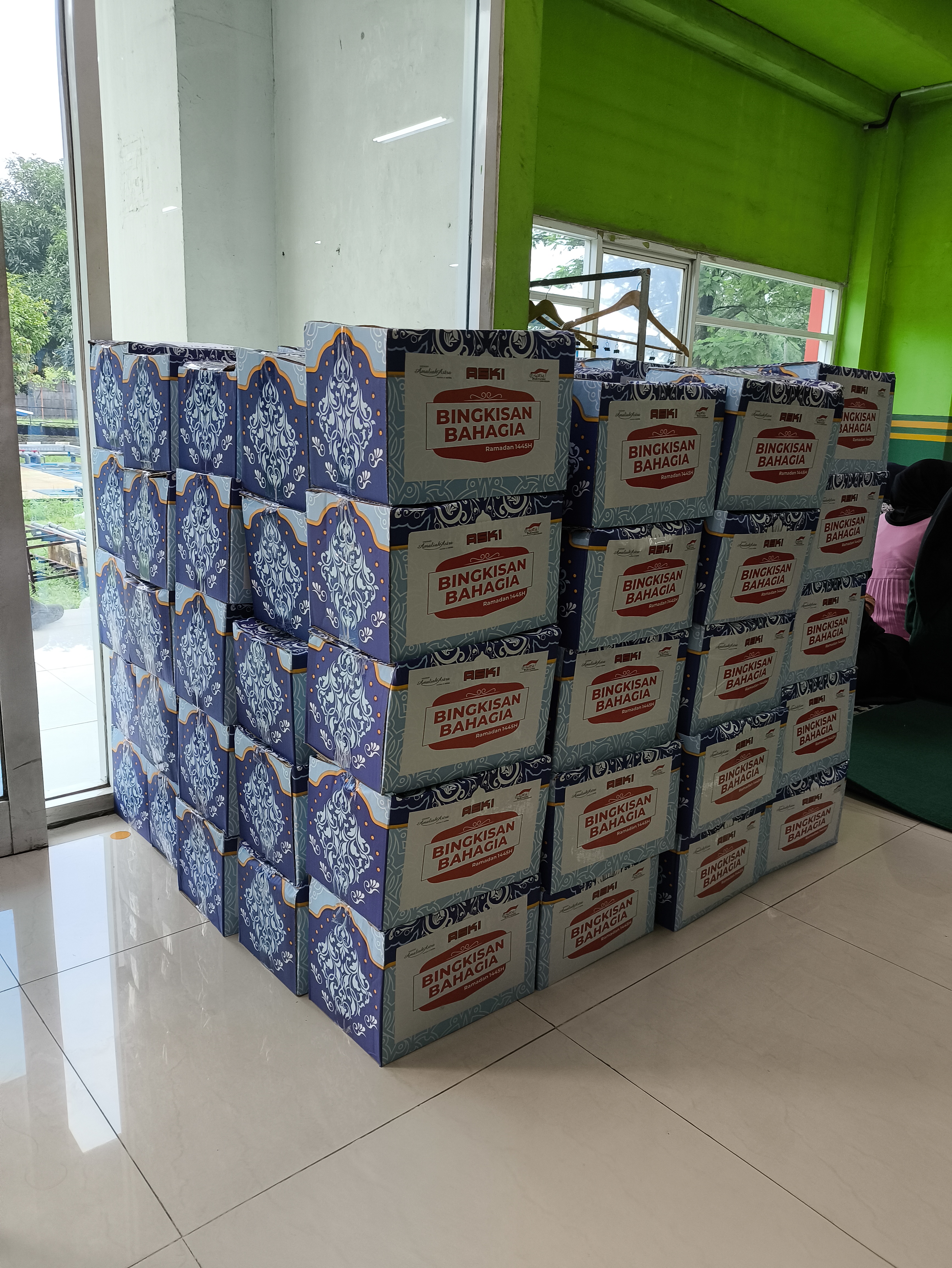 Bingkisan Bahagia Dari Yayasan Amaliah Astra