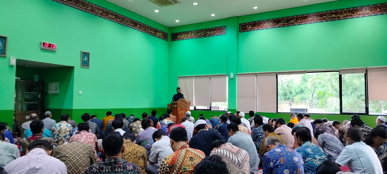 Suasana Sholat Jum'at di Masjid Nurul Iman AOP