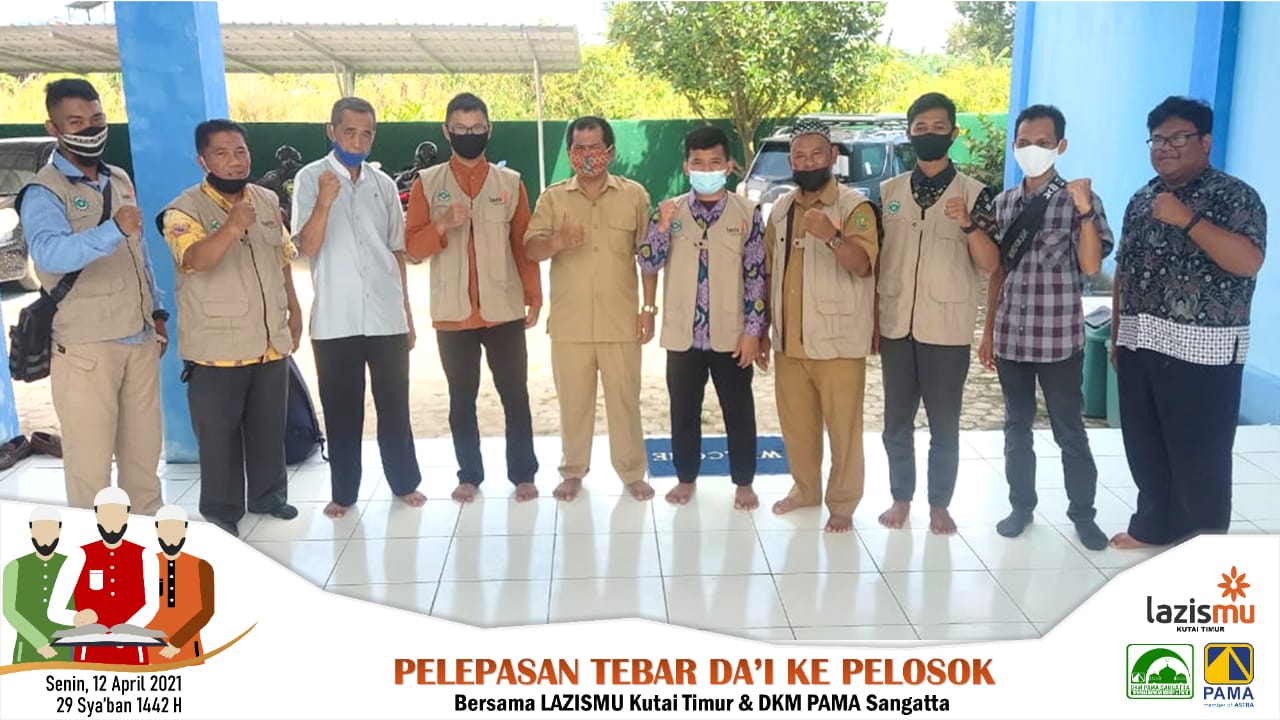 Foto bersama pemakaian rompi sekaligus melepas para da'i