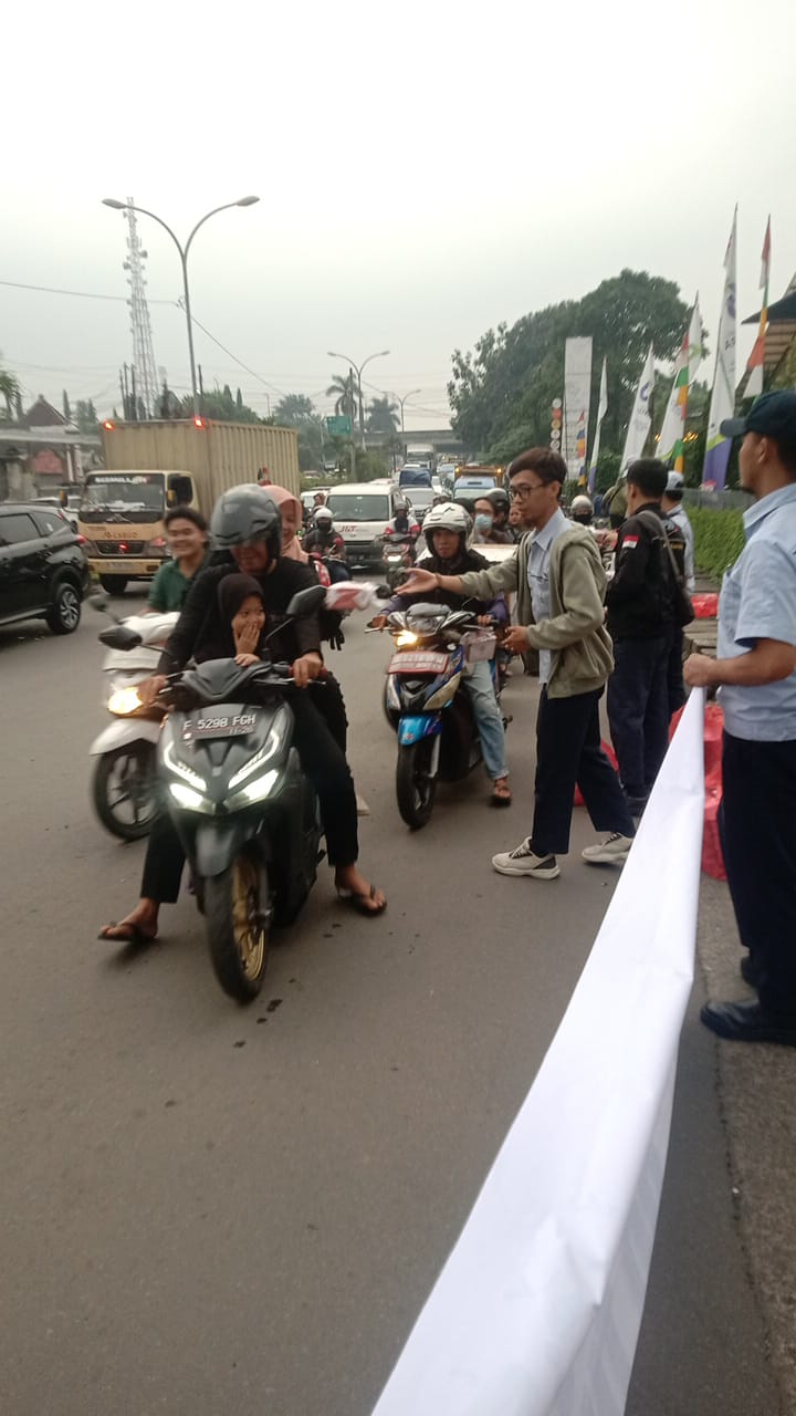 Suasana Berbagi Takjil on The ASKI