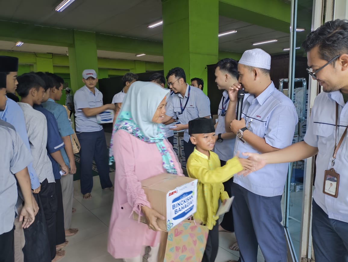 Proses Pembagian Bingkisan Bahagia