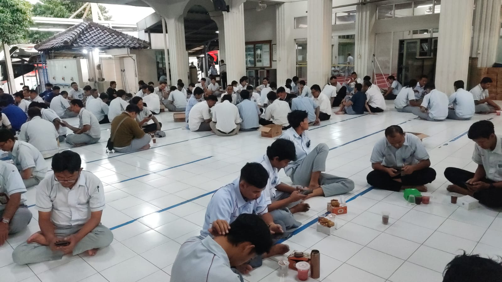 Susana Iftar Jama'i di Selasar Masjid Baabut Taubah