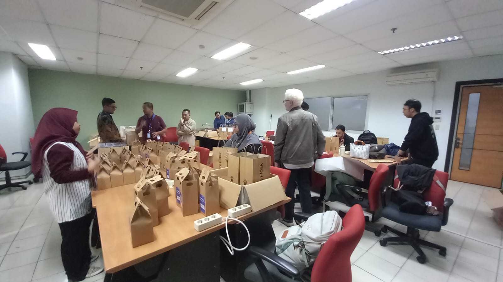 Panitia Ramadan Astra Head Office menyiapkan paket ramadan